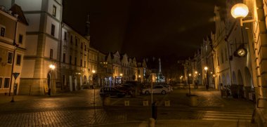 Sonbahar gece kasabada Trebon
