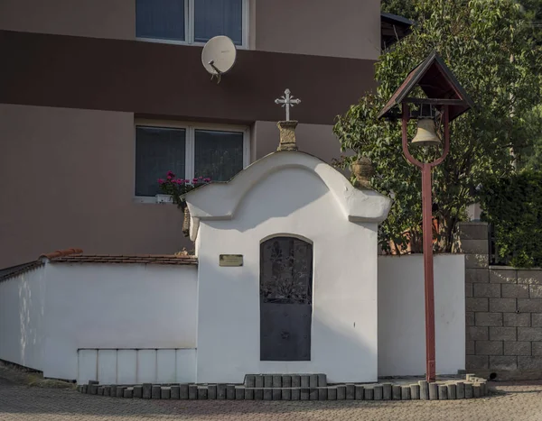 Capela em Dolni Zalezly aldeia em tempo de outono — Fotografia de Stock