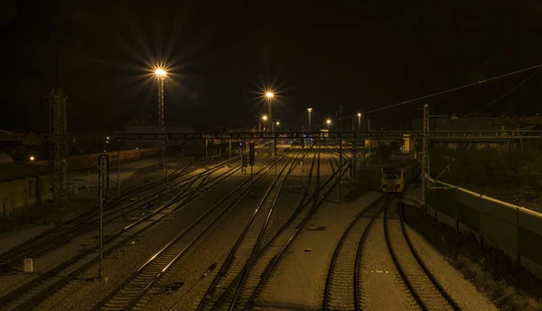 Gleise und Lichter im Bahnhof veseli nad luznici — Stockfoto