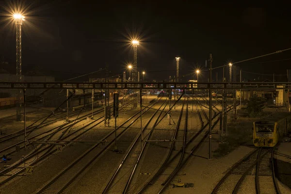 Gleise und Lichter im Bahnhof veseli nad luznici — Stockfoto