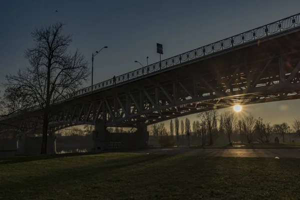 在秋天与日落的 Litomerice 桥梁 — 图库照片