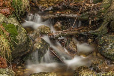 Creek yakınındaki Velky Stolpich şelale