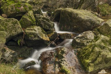 Creek yakınındaki Velky Stolpich şelale