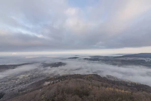 Vista de Oresnik rock sobre a cidade de Hejnice — Fotografia de Stock