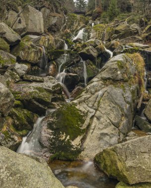 Creek yakınındaki Velky Stolpich şelale