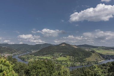 Nehir Labe Ceske Stredohori dağlarda Vadisi