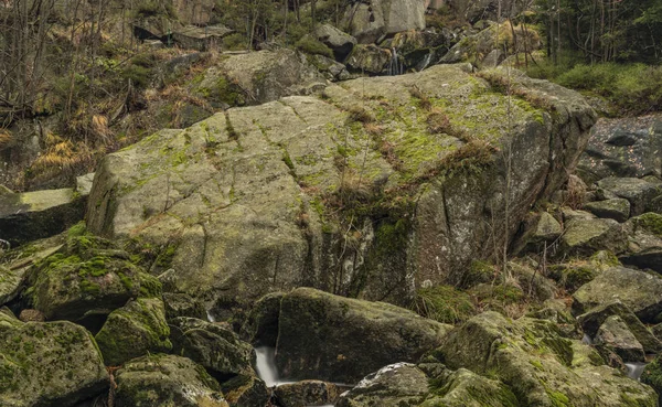 Bach in der Nähe von samtigem Stolpich-Wasserfall — Stockfoto