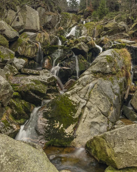 Creek yakınındaki Velky Stolpich şelale