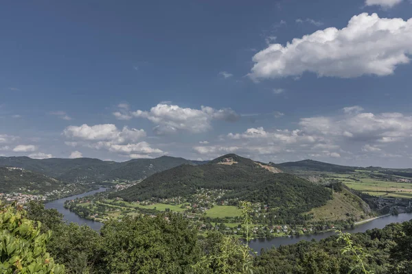 Nehir Labe Ceske Stredohori dağlarda Vadisi