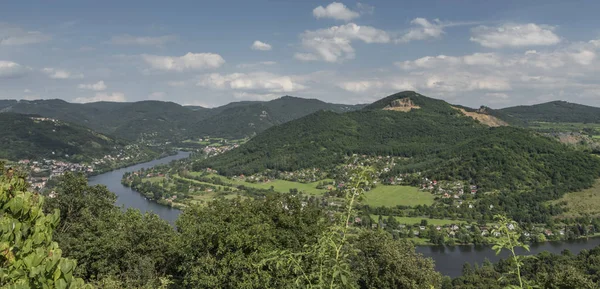 Dolina rzeki Łaby w České Stredohori góry — Zdjęcie stockowe