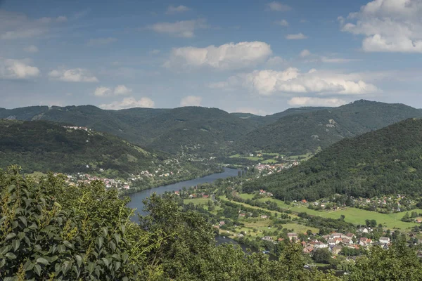 Valle del río Labe en las montañas Ceske Stredohori — Foto de Stock