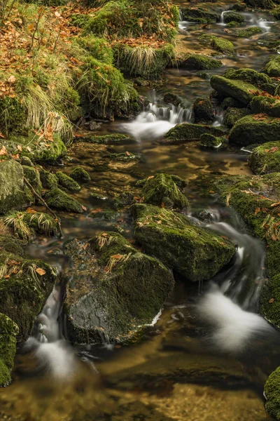Creek Kamenice en las montañas de Jizerske hory — Foto de Stock