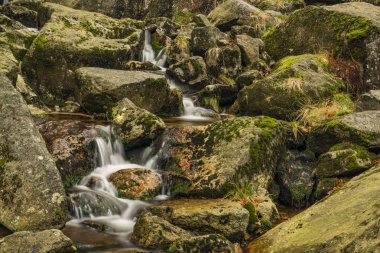 Creek yakınındaki Velky Stolpich şelale
