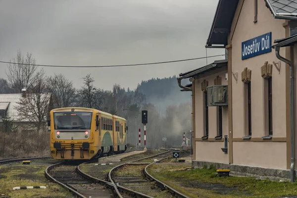 Trein in station Josefuv Dul — Stockfoto