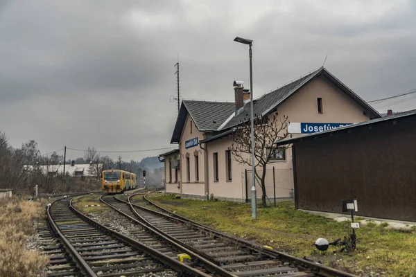 Zug im Bahnhof josefuv dul — Stockfoto