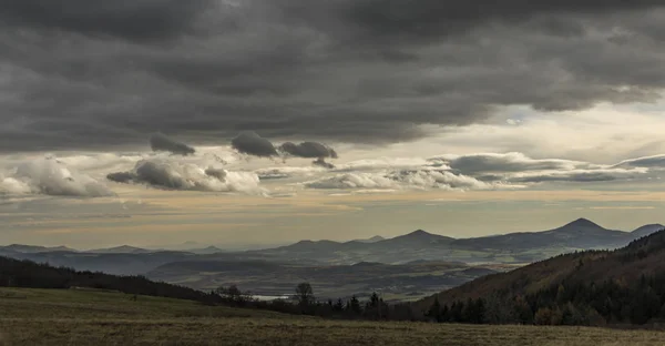 České středohoří hory v podzimním čase — Stock fotografie