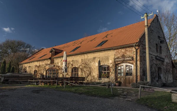 Gebäude im Dorf kokorin in der Nähe der berühmten Burg — Stockfoto