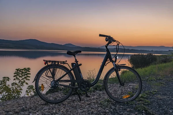 Rower elektryczny w letni wieczór — Zdjęcie stockowe