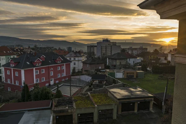 Solnedgång i Klise delen av staden Usti nad Labem — Stockfoto