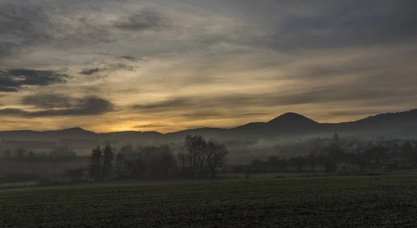 Lever de soleil sous la colline Milesovka en hiver — Photo