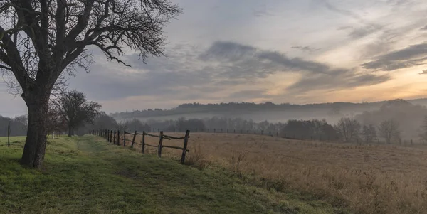 Lever de soleil sous la colline Milesovka en hiver — Photo