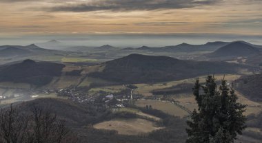 Milesovka tepeden kışın görüntülemek