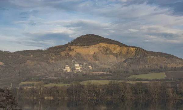 Deblik colline avec carrière de pierre — Photo