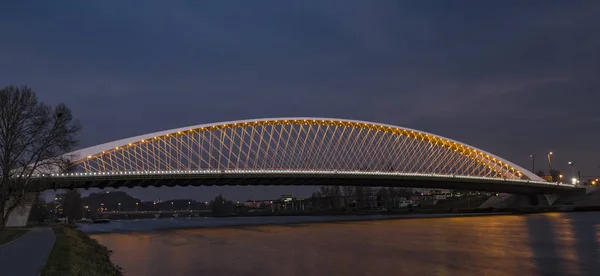 Trojsky brug in winteravond — Stockfoto