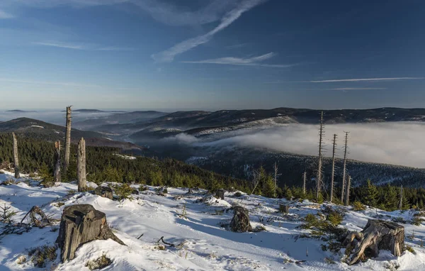 Journée ensoleillée dans les montagnes Jeseniky près de la colline Kralicky Sneznik — Photo