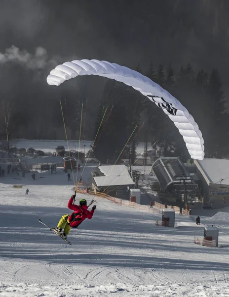 Parapendio sulla pista da sci Dolni Morava — Foto Stock