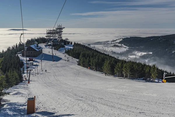 Declive de esqui na aldeia de Dolni Morava — Fotografia de Stock