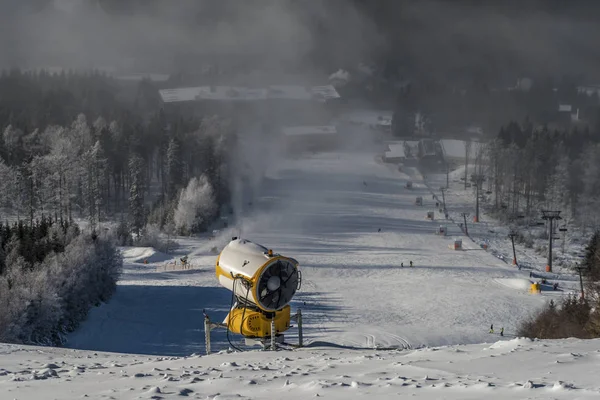 Pistola de artillería de nieve en Dolni Morava — Foto de Stock