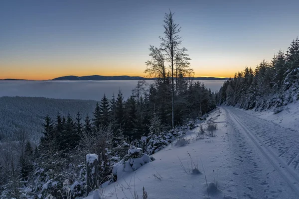 Lever de soleil dans les montagnes Jeseniky en période de Noël — Photo