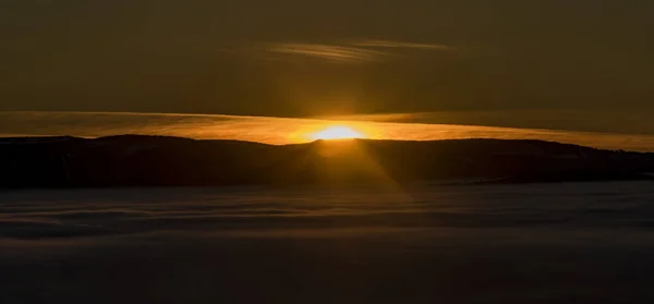 Salida del sol en las montañas Jeseniky en época de Navidad — Foto de Stock