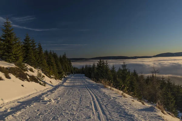 Lever de soleil dans les montagnes Jeseniky en période de Noël — Photo