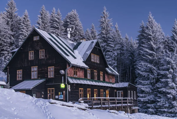 Navrsi cottage voor zonsopgang in de winter — Stockfoto