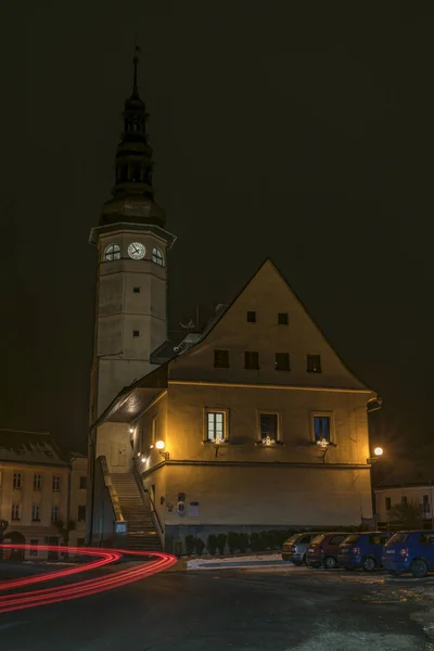 Stare Mesto pod Sneznikem cidade na noite de inverno — Fotografia de Stock