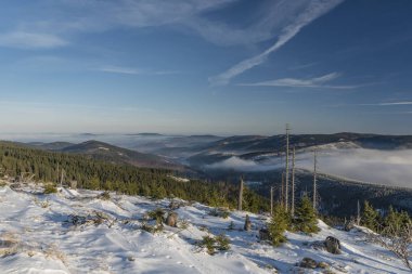 Güneşli bir günde Kralicky Sneznik hill yakınındaki Jeseniky dağlar