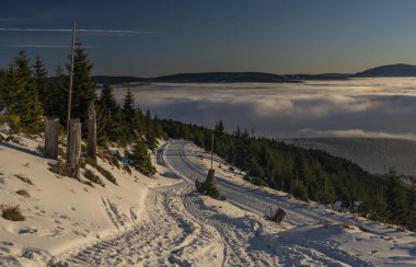 Noel zamanında Jeseniky dağlarda gündoğumu