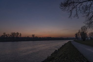 Renk gün batımı ile Prag'da Vltava Nehri