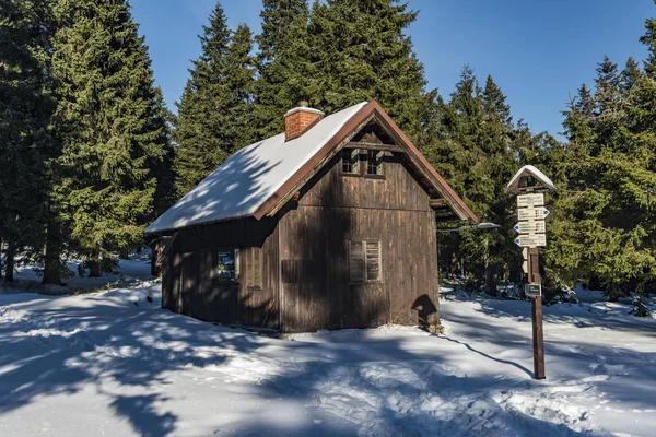 Babuse jacht vakantiehuis in zonnige winterdag — Stockfoto