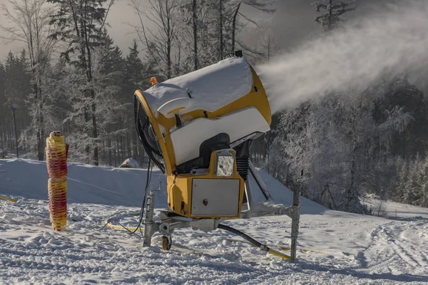 Pistola de artillería de nieve en Dolni Morava — Foto de Stock