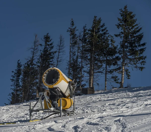 Schneeartilleriegeschütze in dolni morava — Stockfoto