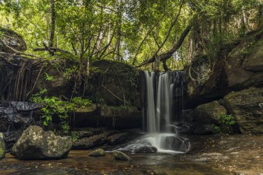 Kbal Spean şelale Kamboçya dağlarda