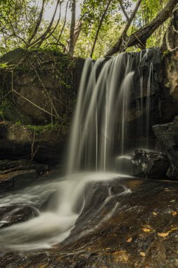 Kbal Spean şelale Kamboçya dağlarda