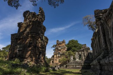 Yakınındaki güzel mavi gökyüzü ile Angkor Wat Tapınağı