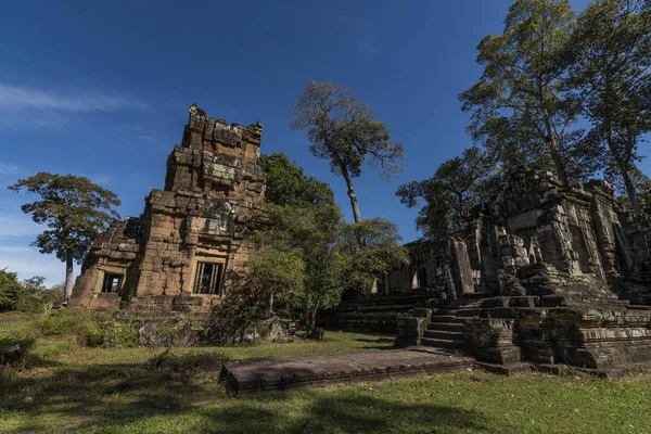 Templo perto de Angkor Wat com céu azul agradável — Fotografia de Stock