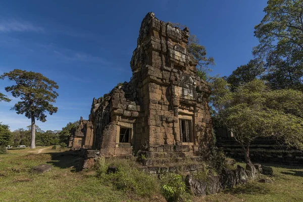 Temple près d'Angkor Wat avec beau ciel bleu — Photo