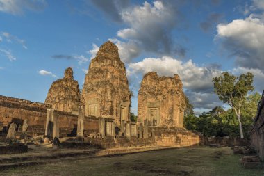 Tapınağı Angkor Thum güzel mavi gökyüzü ile