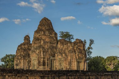 Tapınağı Angkor Thum güzel mavi gökyüzü ile